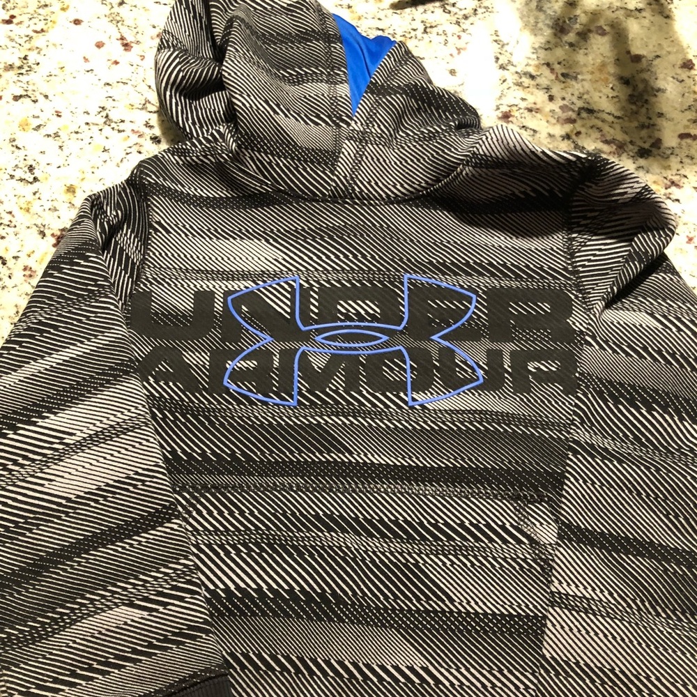 Boys Under Armour sweatshirt.